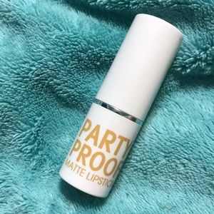 🌺5/$25 Matte Lipstick nude